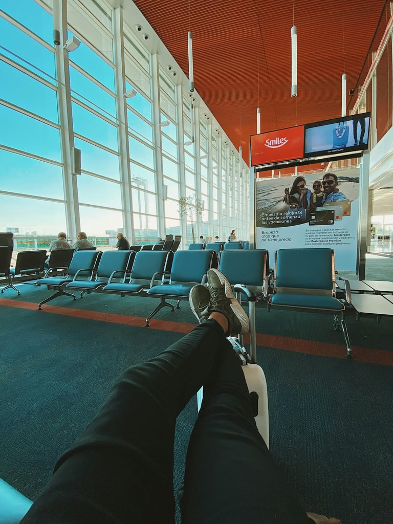 Persona esperando vuelo en sala de espera de aeropuerto