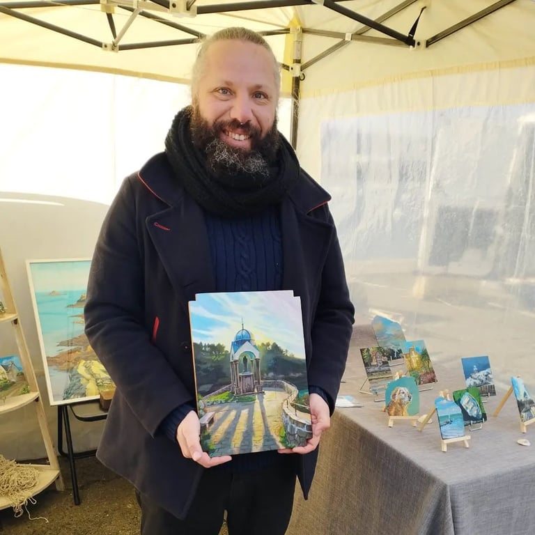 Je présente ma peinture de Notre Dame de la Garde sur bois au marché de Dahouët à Pléneuf-Val-André.