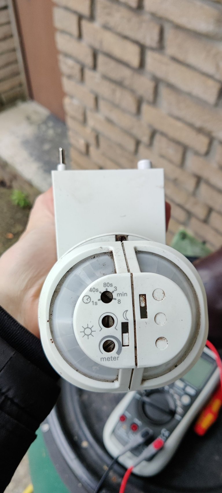 Austausch defekter Bewegungsmelder an einem Wohnhaus