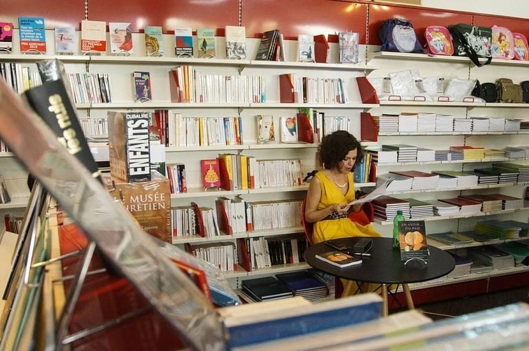 Fanny Campa, formatrice, dans une bibliothèque - formation Ecrire des livres délivre - Fanny Campan, Plumes et Voix.