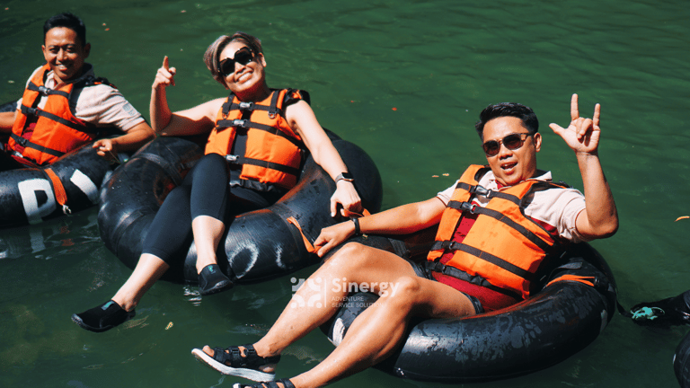 Cave tubing Goa Pindul Jogja dengan aliran sungai bawah tanah yang jernih