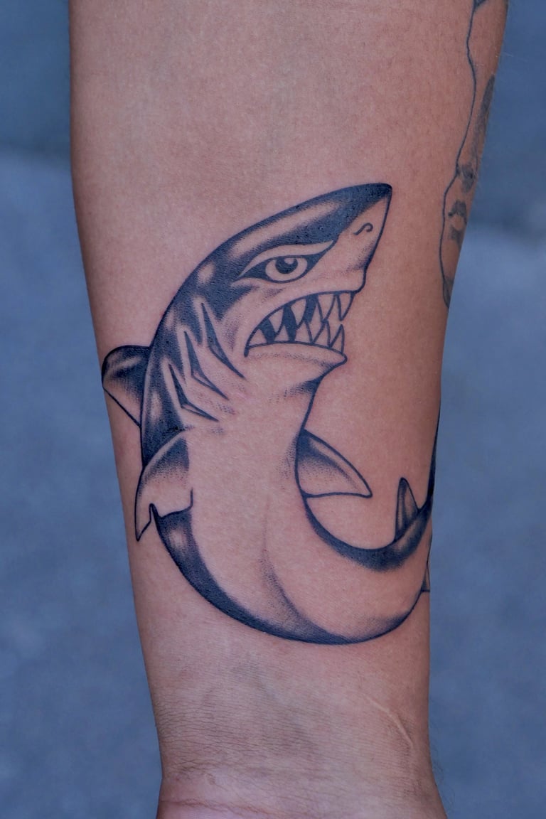 Tatouage de requin old school à Big Foot Bayonne