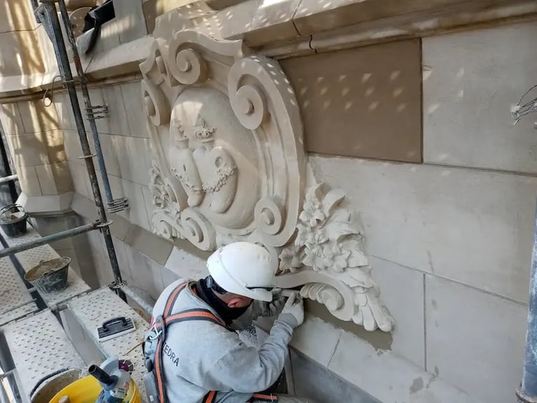 Restauración de los corazones de la fachada de la Facultad de Humanidades realizada por Almapiedra. 