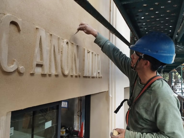 Proceso de restauración de las letras de la fachada de dEco Sustentable, ex Imprenta Ferrazini, realizado por Almapiedra.