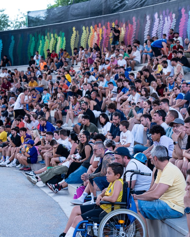 Publico asistente a evento deportivo de baloncesto
