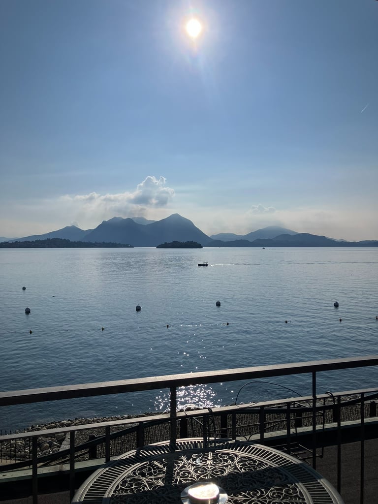 Vista do Lago Maggiore e das montanhas a partir de um terraço na Itália