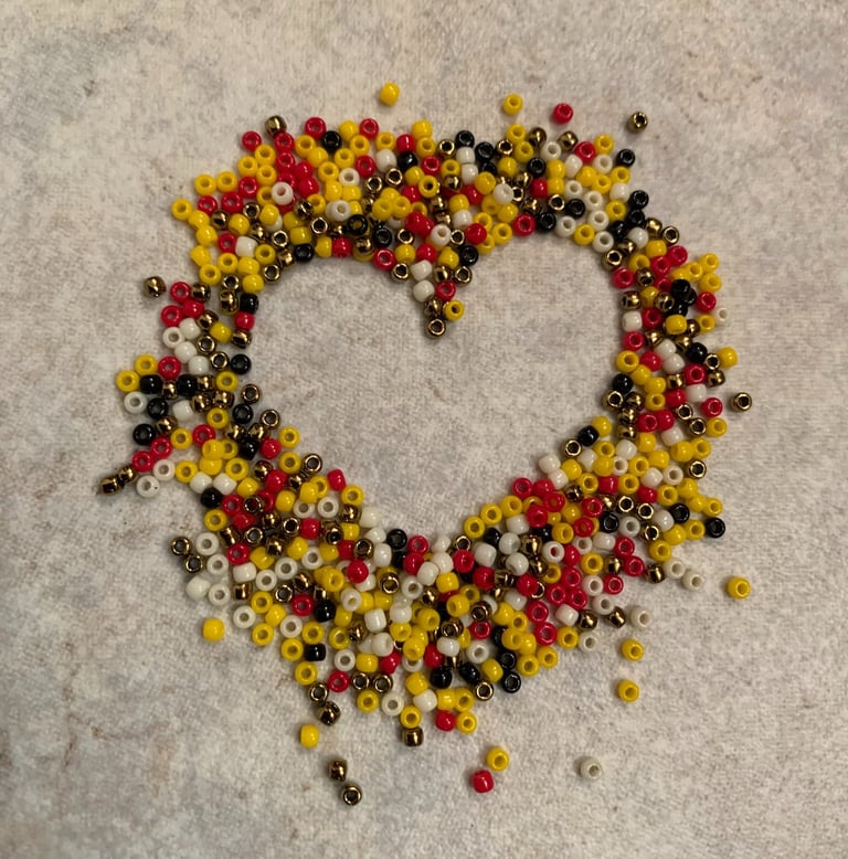 HandHeartBeads logo