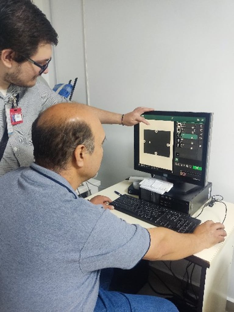 Especialista realizando control de calidad en equipo de rayos X conforme a COFEPRIS