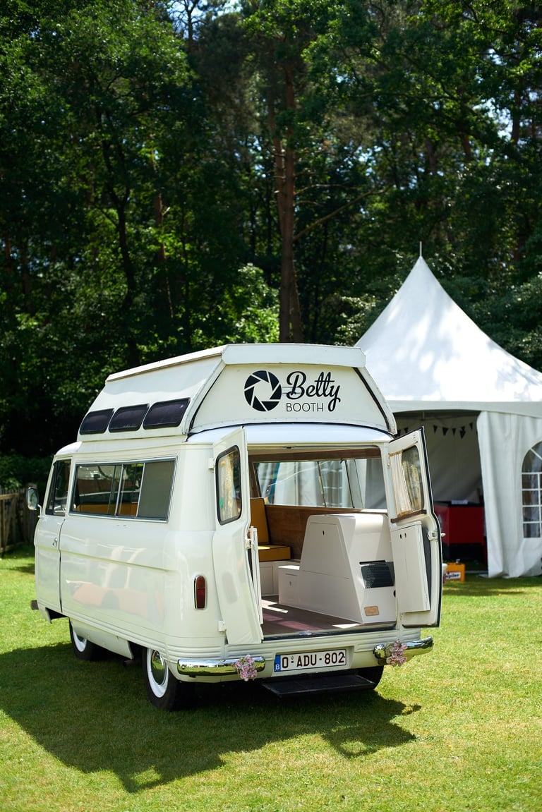 van vintage aménagé en borne photo prêt pour un événement
