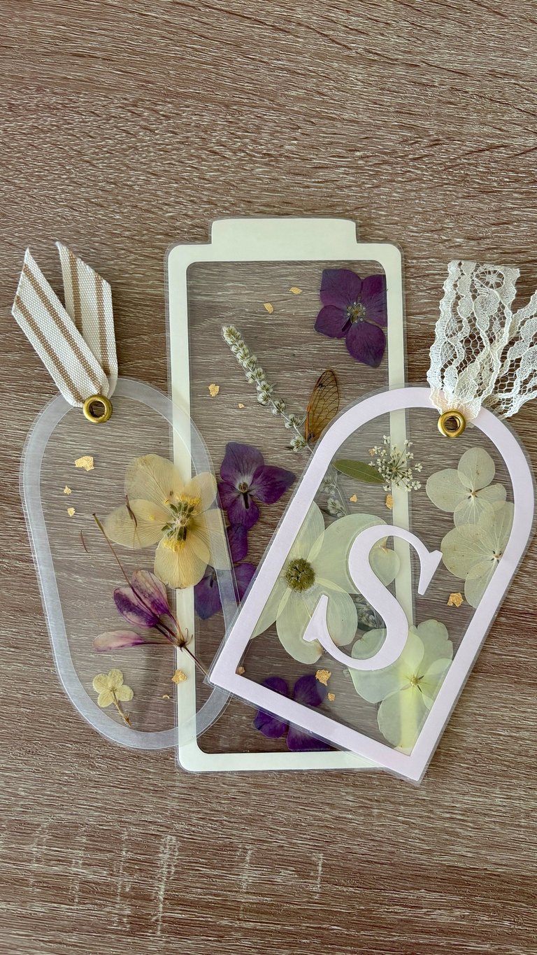 Handmade planner dashboards and pagemarkers for organized and intentional journaling.