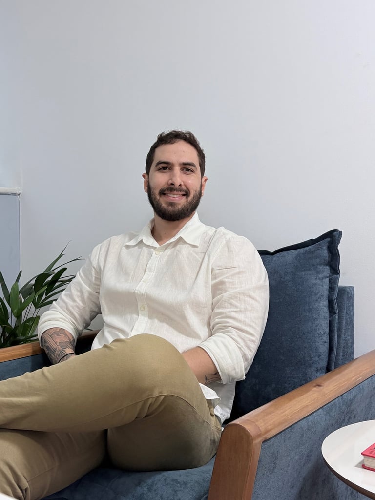 Vitor Nascimento, psicólogo clínico, em ambiente de consultório.