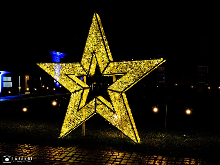 Luminate  Giant illuminated gold star