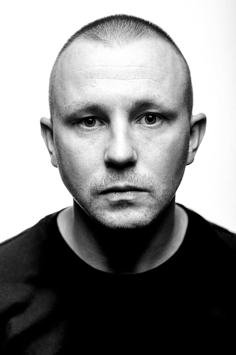 Portret mężczyzny w studio, czerń i biel