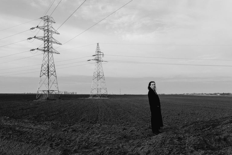 Kobieta w polu, w tle słup elektryczny, portret Opole