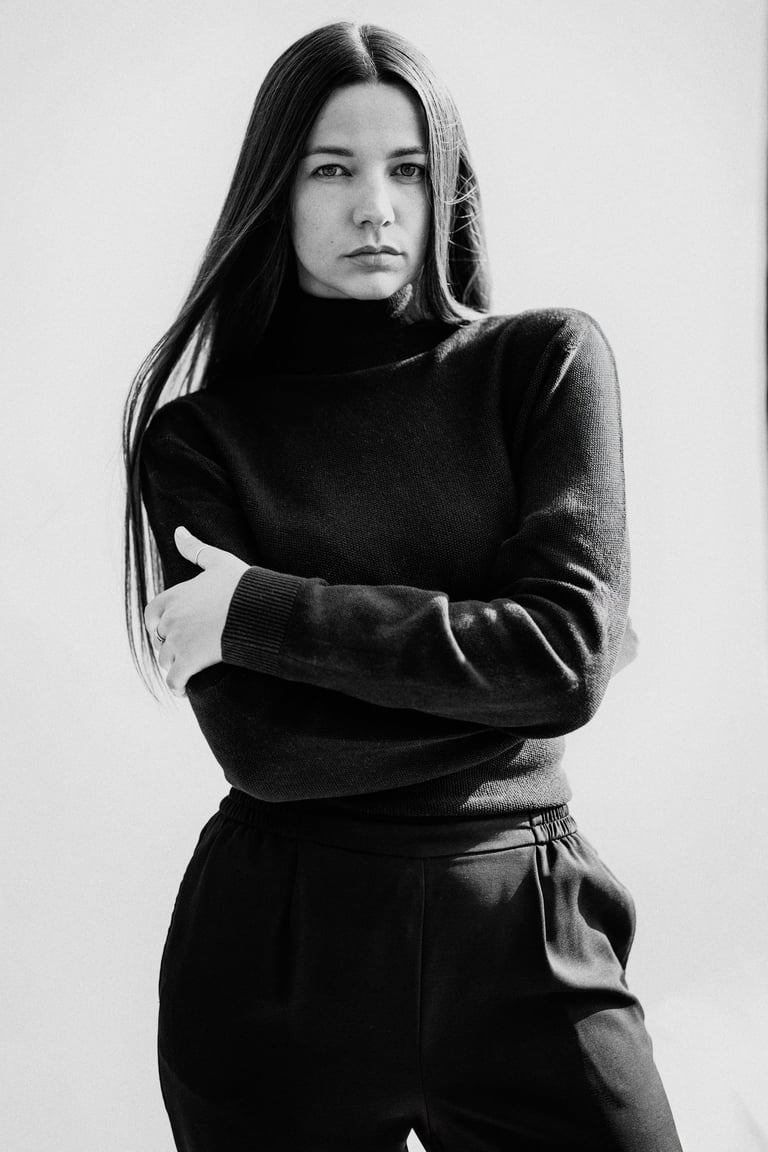 Kobieta na białym tle, portret w studio, golf