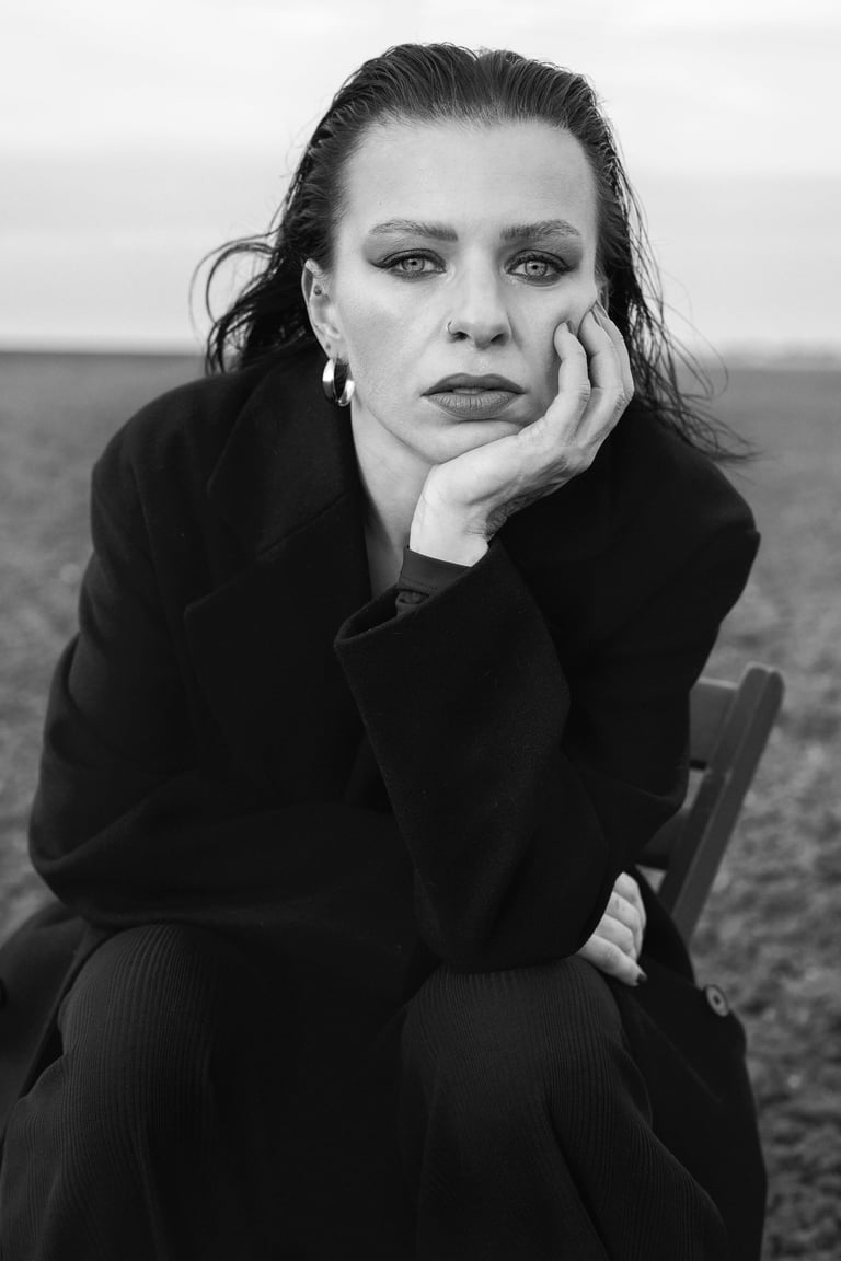 Minimalistyczny portret kobiety w czerni i bieli, Opole, pole