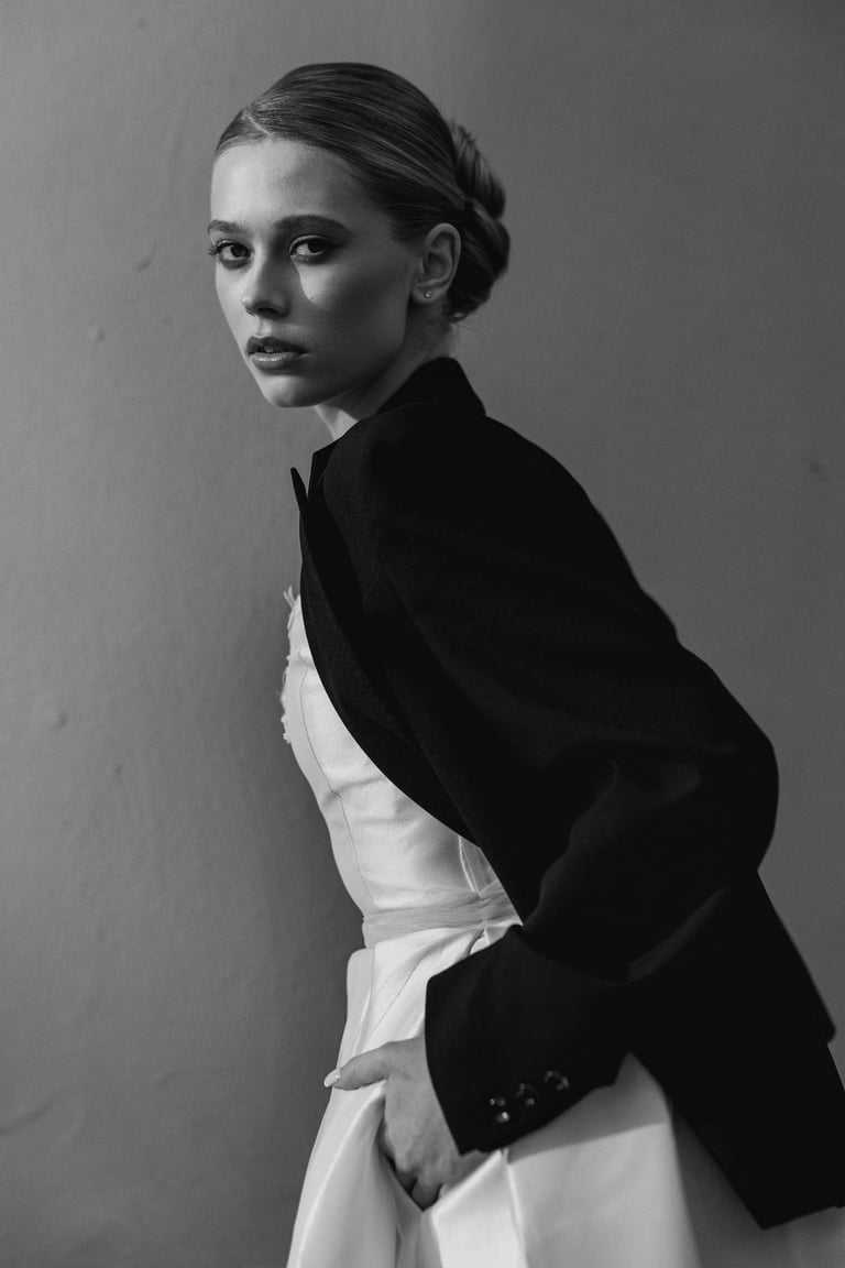 Minimalistyczny portret dziewczyny w czerni i bieli, Opole