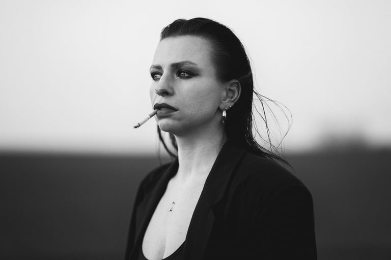 Sesja w polu, duży kontrast, papieros, Opole