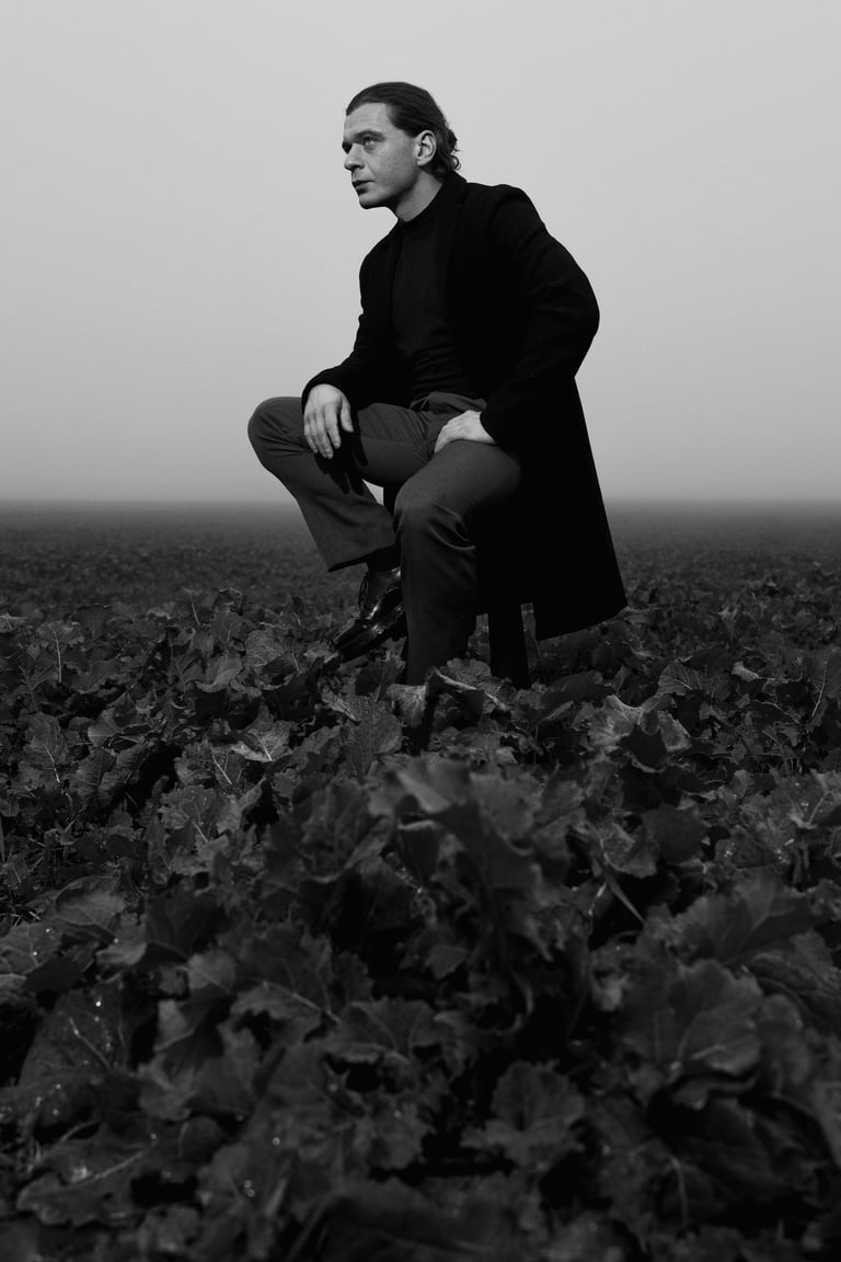 Sesja w plenerze w czerni i bieli, portret mężczyzny