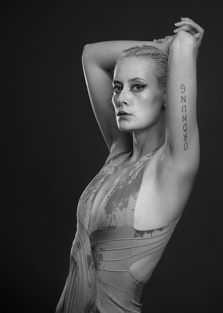 Portret kobiety w studio, czerń i biel