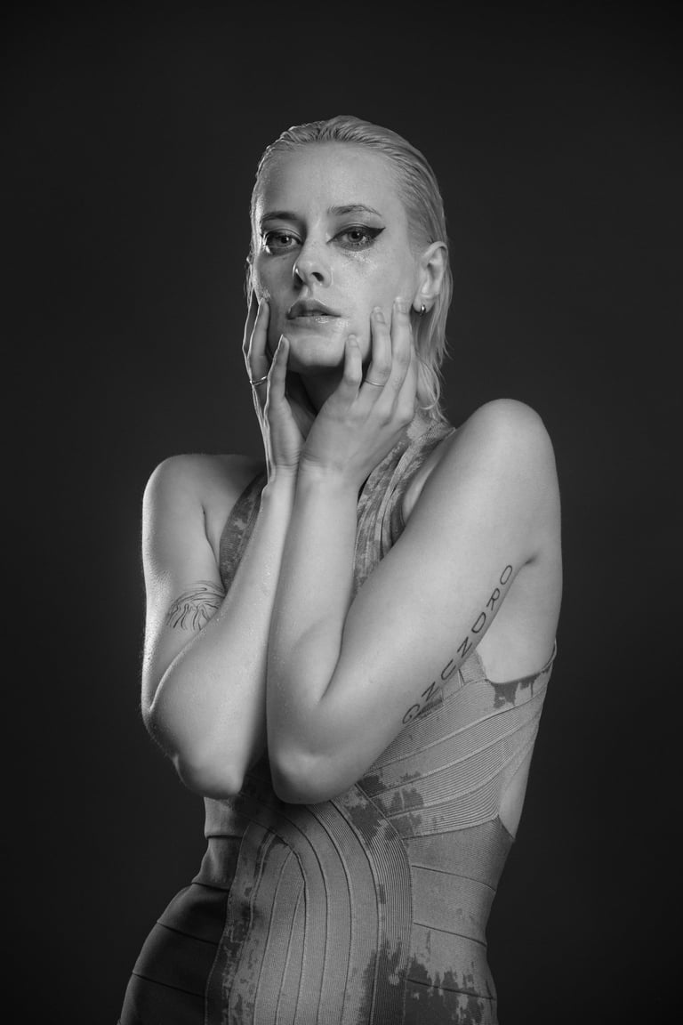 Portret kobiety w studio, czerń i biel
