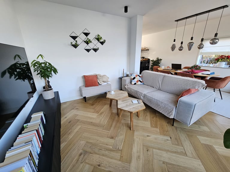 strak gespoten woonkamer latex spuitwerk