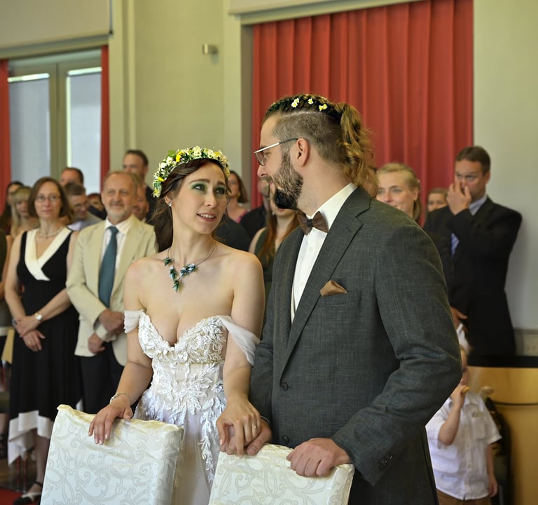 Standesamtliche Trauung – Brautpaar während der Zeremonie