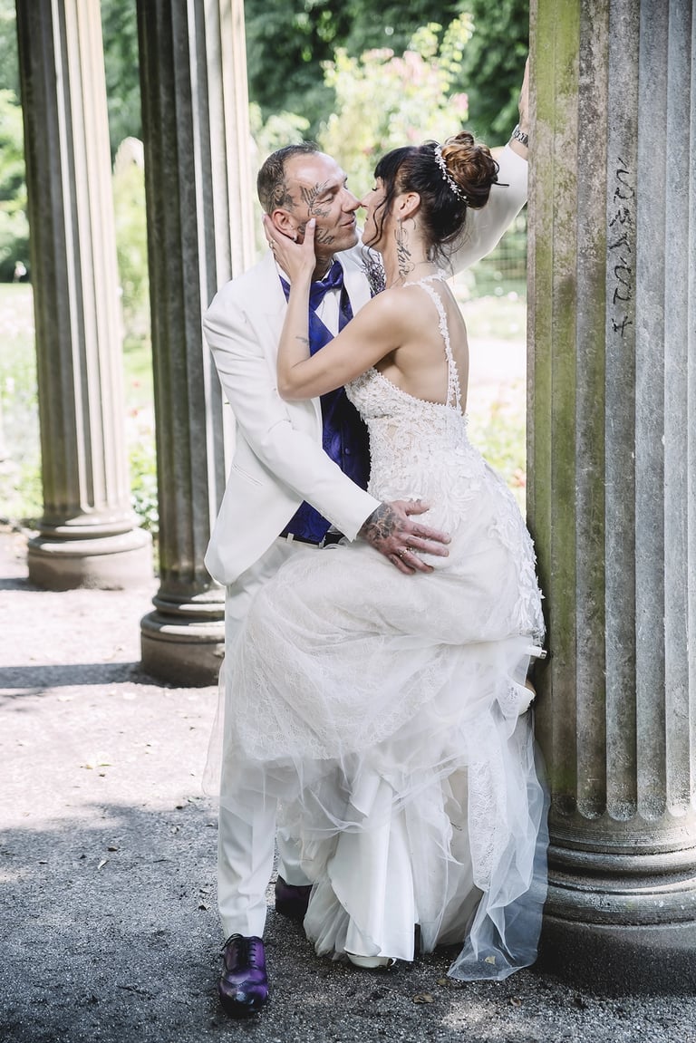 Brautpaar beim Paarshooting im Park, am Möhnesee.