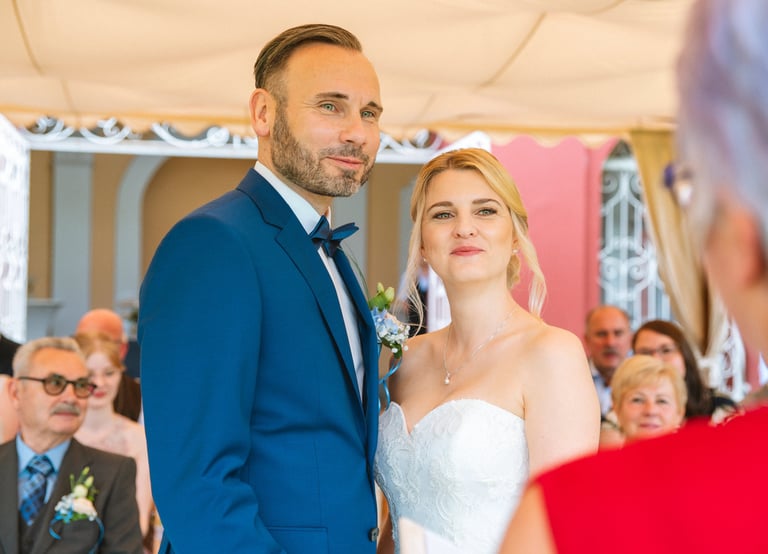 Brautpaar bei der standesamtlichen Hochzeit am Möhnesee.