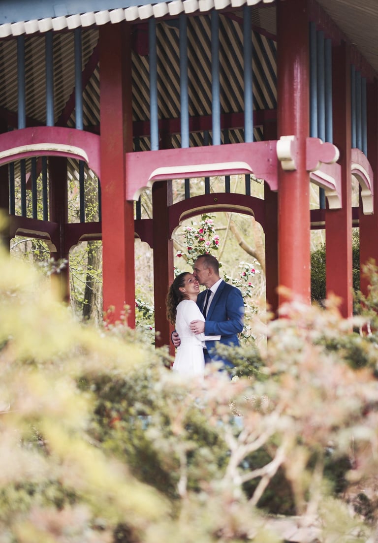 Paarshooting eines Brautpaares in einem Gartenpavillon bei einer Hochzeit am Möhnesee.