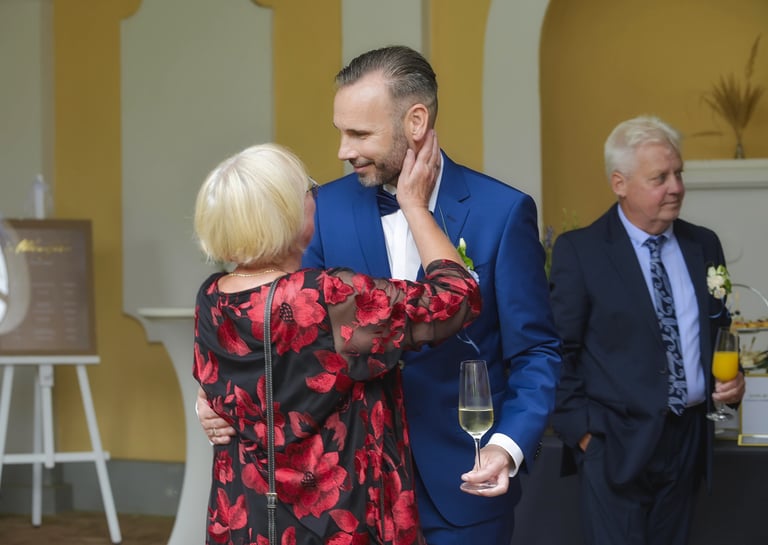 Emotionaler Sektempfang bei einer Hochzeit am Möhnesee, festgehalten vom Hochzeitsfotografen