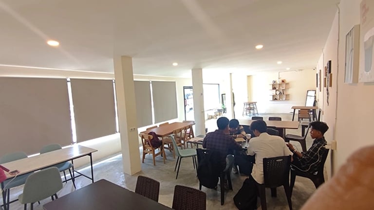 Ruang belajar bagi mahasiswa yang disediakan oleh Sin Coffee Shop jelajah 3, di jalan soekarno hatta kota Palu