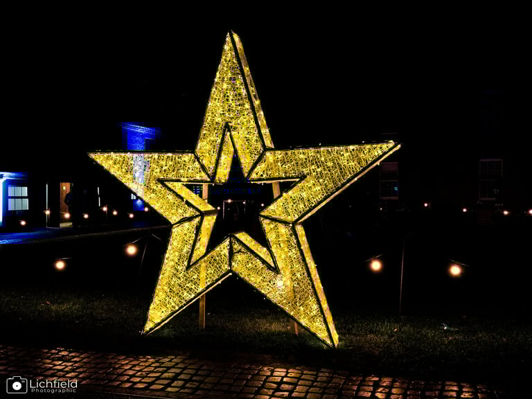 Luminate  Giant illuminated gold star