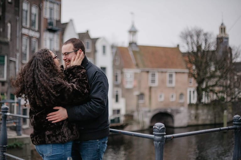 Trouwfoto in Rotterdam - Liefdevol paar, moderne architectuur, ervaren fotograaf.