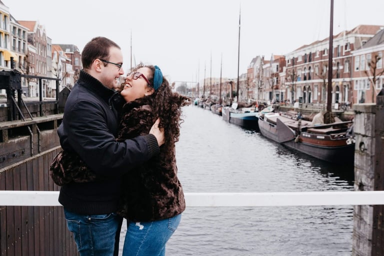 Trouwfoto in Rotterdam - Liefdevol paar, moderne architectuur, ervaren fotograaf.