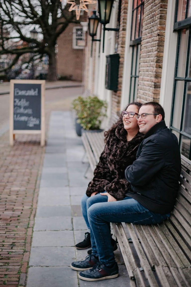 Trouwfoto in Rotterdam - Liefdevol paar, moderne architectuur, ervaren fotograaf.