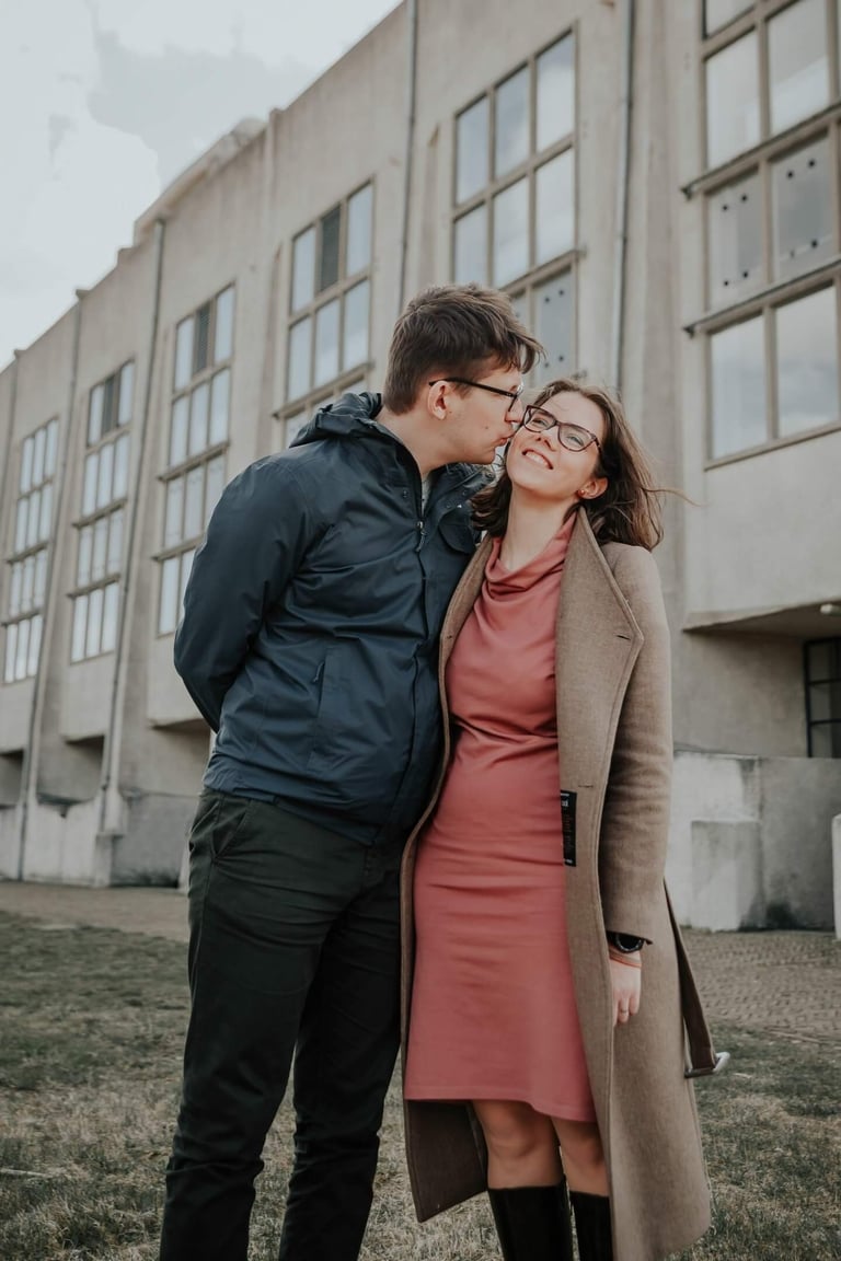 bruiloftsfotografie in Utrecht - Een verliefd paar wandelt hand in hand door de schilderachtige straten van Utrecht