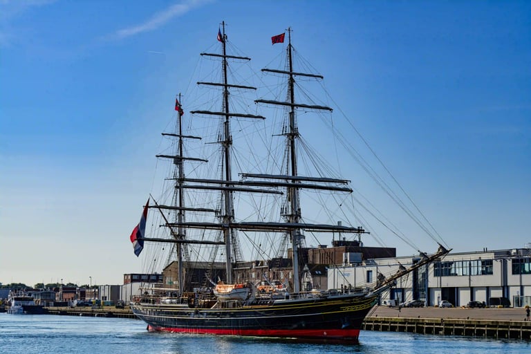 Stad Amsterdam, Nederland, 66m x 11m, IJmuiden port
