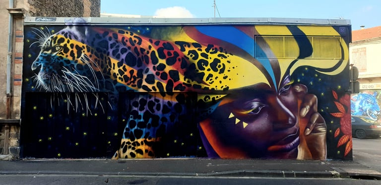 une fresque street art avec un jaguar et une tête de femme