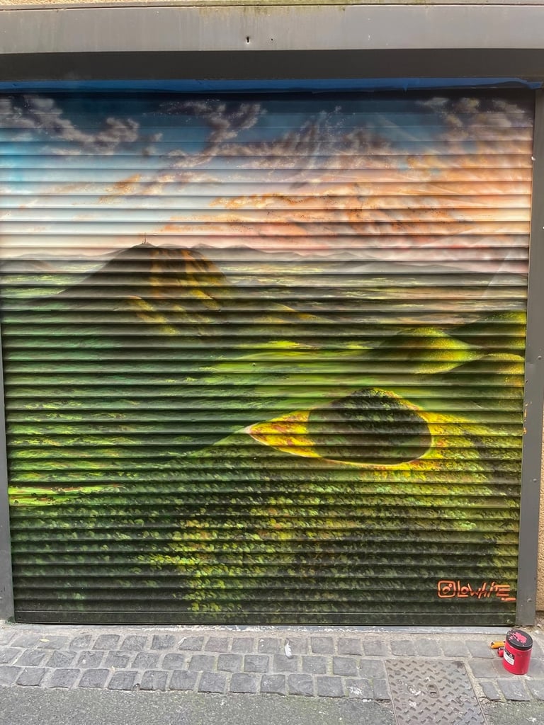 un rideau de fer avec un graffiti que représente la chaine des puys en Auvergne