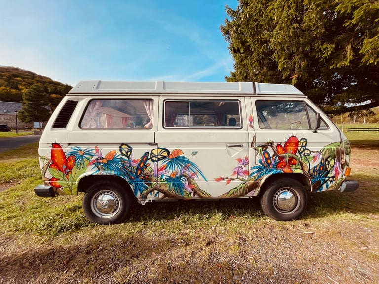 un van volkswagen customisé avec des fleurs