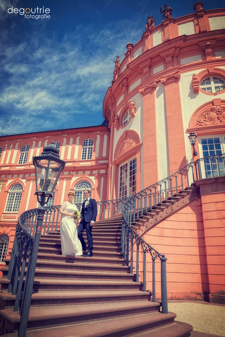 Schloss Biebrich in Wiesbaden elegantes Hochzeitspaar tolle Fotografie