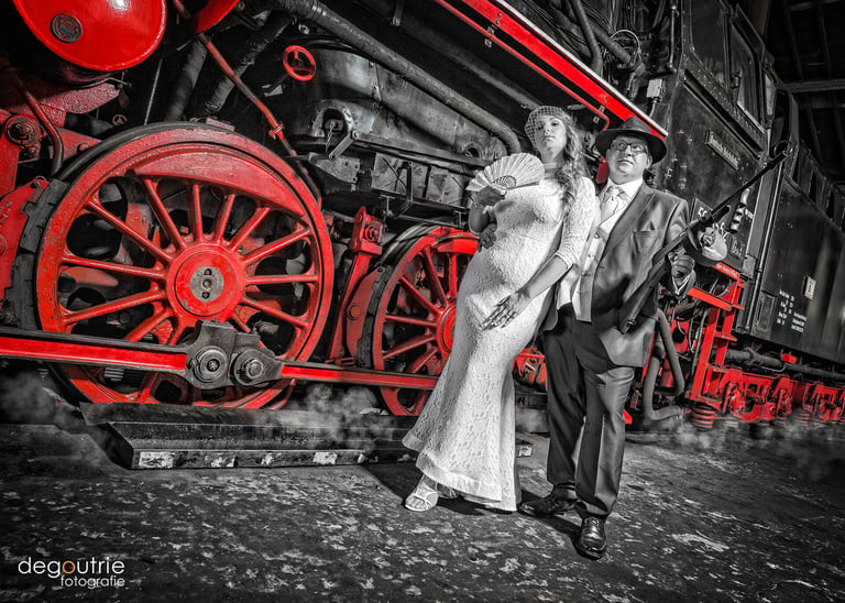 20er Jahre Brautpaar Shooting mit Lokomotive in Hanau kreative Fotos