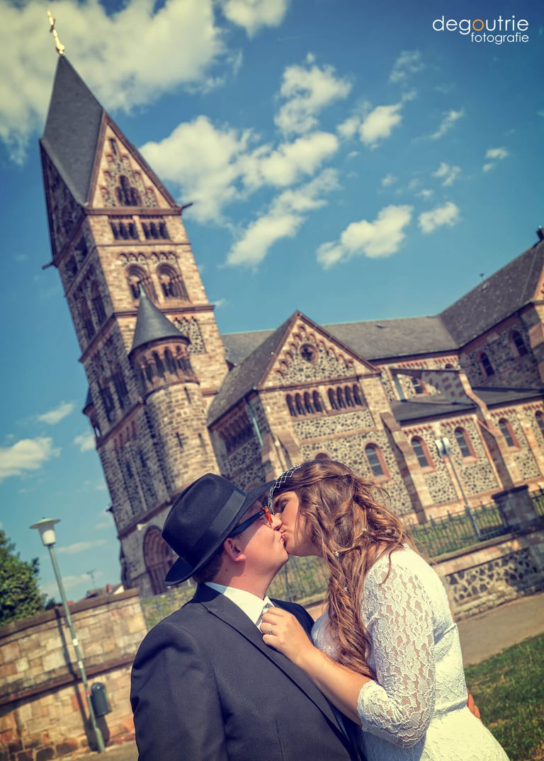 Elegante Hochzeitsportraits Großauheim Kirche St. Paul. Fotograf Brautpaar