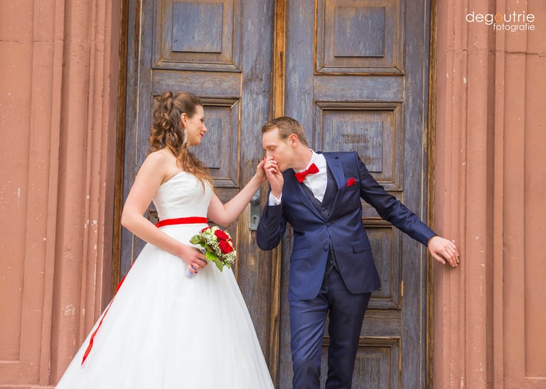 Elegante Hochzeitsfotografie beim Schloss Philippsruhe.