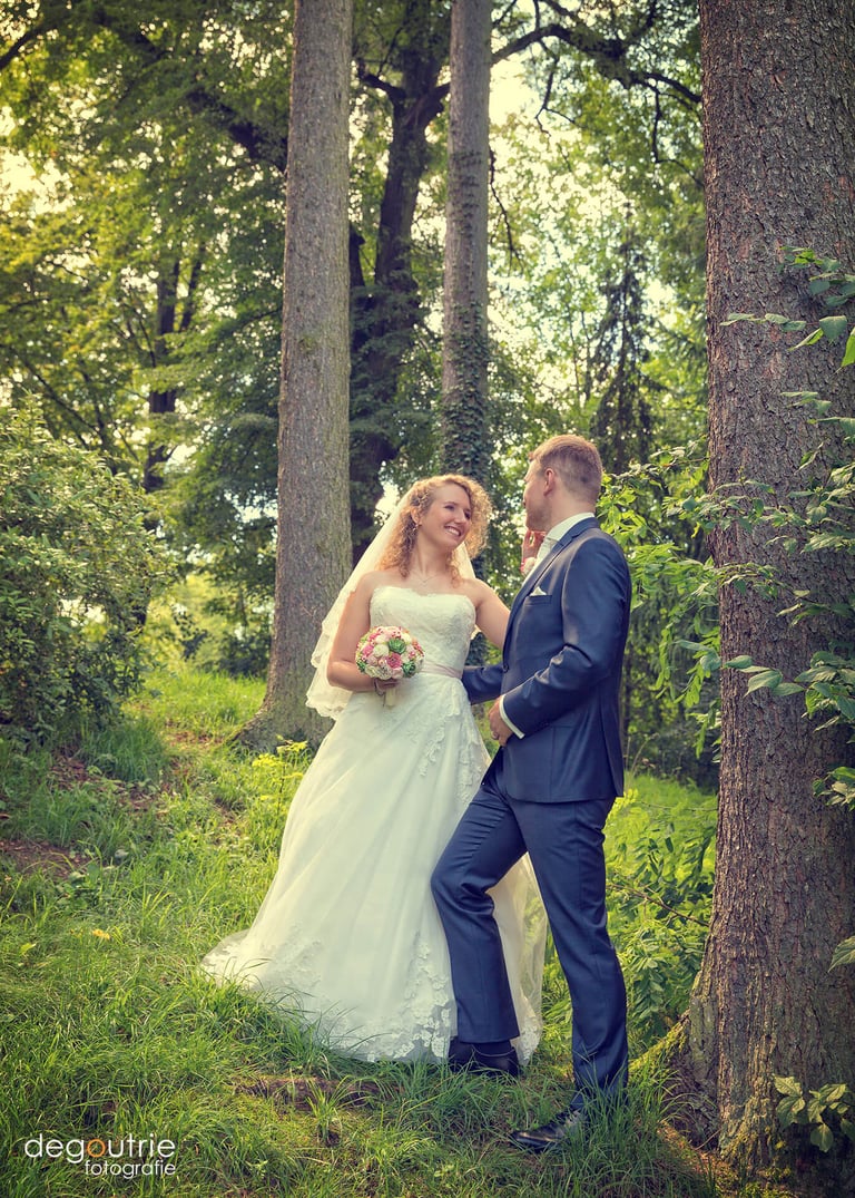 Hochzeit Paarfotos in Wilhelmsbad. Brautpaar im Wald.
