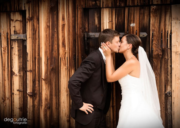 Rustikale Hochzeitsfotografie in Hanau Frankfurt Brautpaar Kuss
