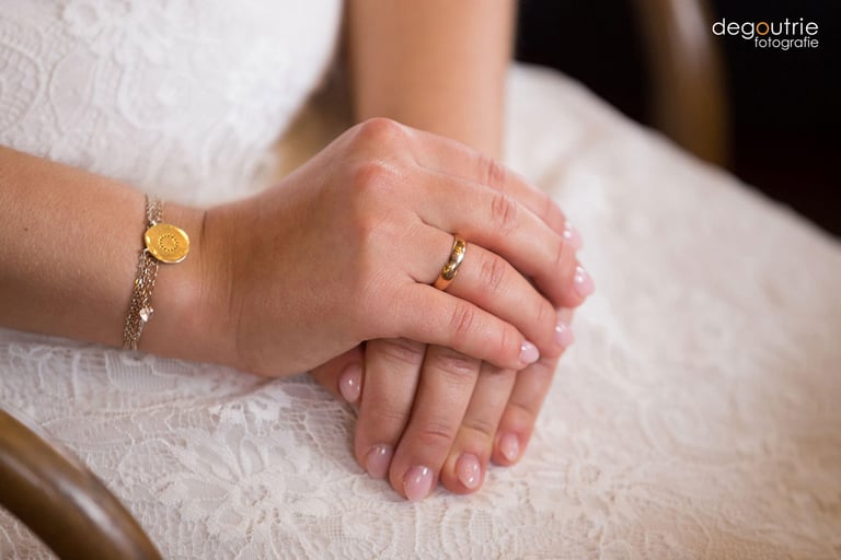Wartende Braut im Standesamt mit Ring am Finger
