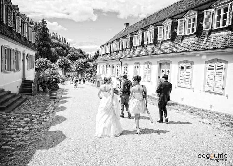 Hochzeitspaar mit Trauzeugen Spaziergang