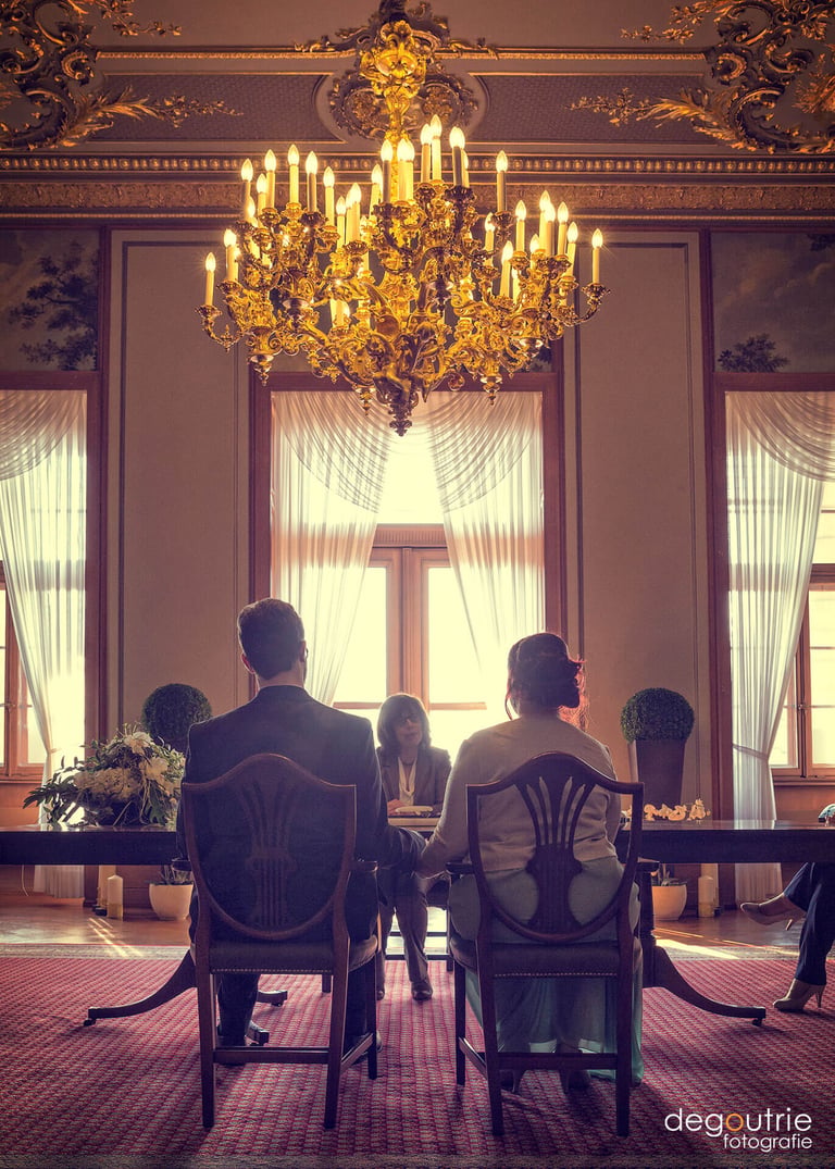 Standesamt Schloss Philippsruhe Hochzeitspaar schöne Lichtstimmung